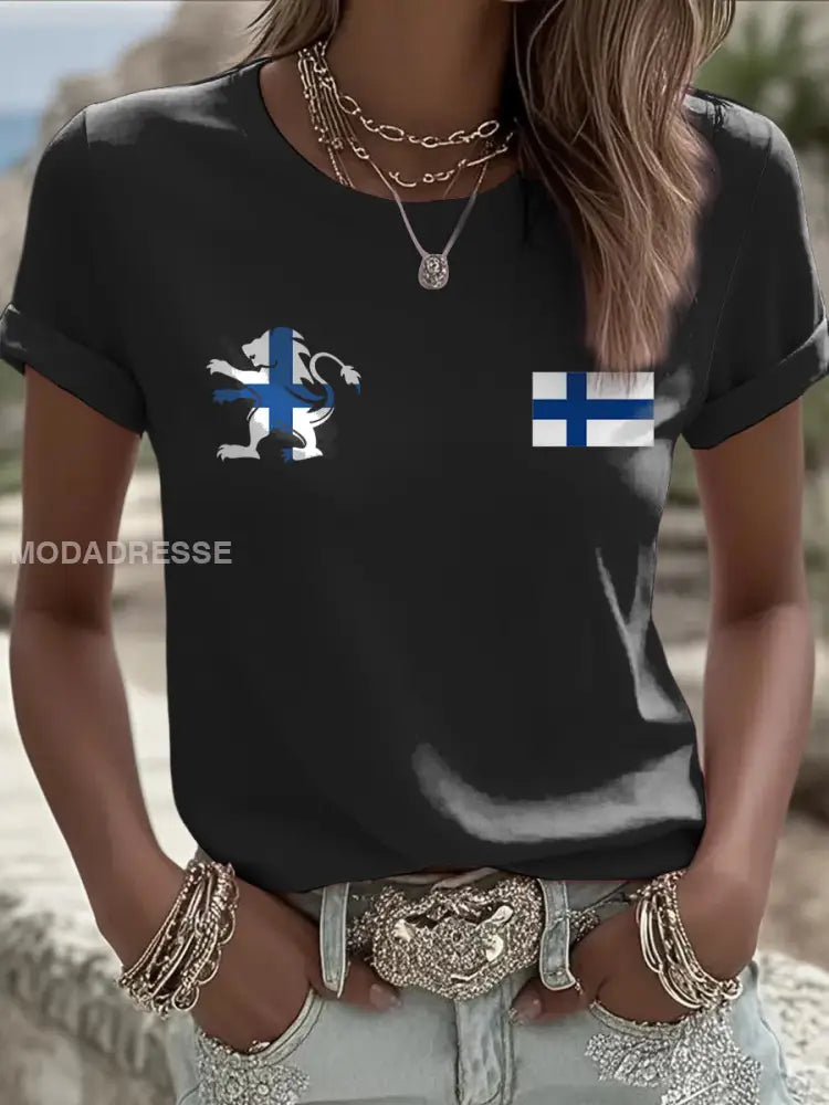 Kvinnliga Svarta Finska Lejon & Flag T-shirt flerlog / S