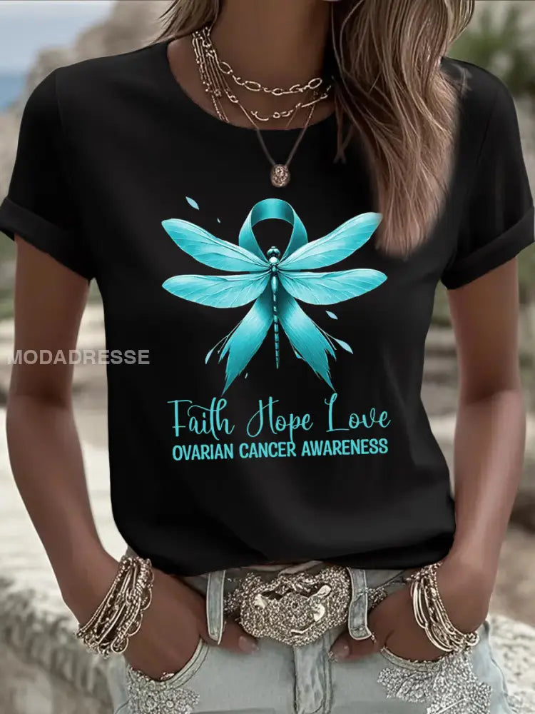 Kvinnors tro Hopp Love Teal Ribbon Dragonly Print Ovarian Cancer Medvetenhet Tee svart / S