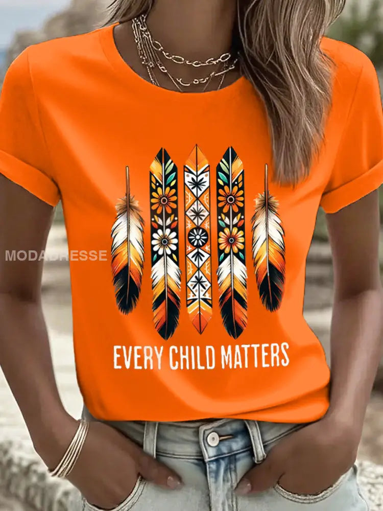 Kvinnors varje barn betyder fjäder Print T-shirt oräng / S