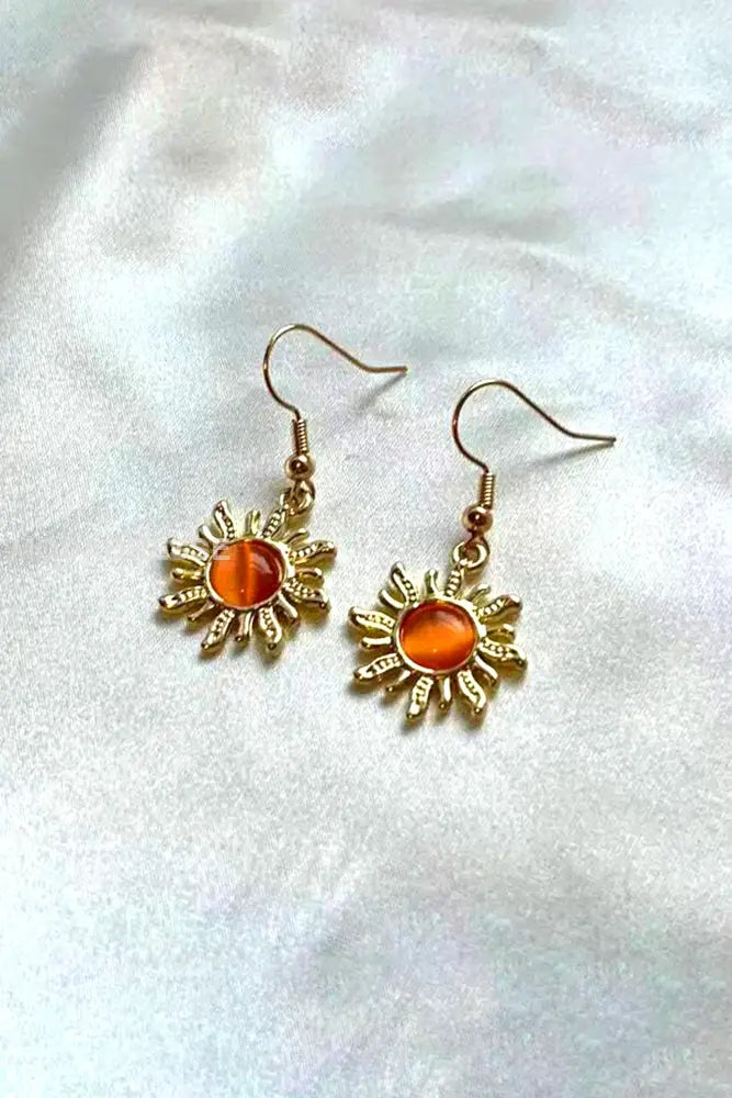 Materiale: Katteøyesteing guld