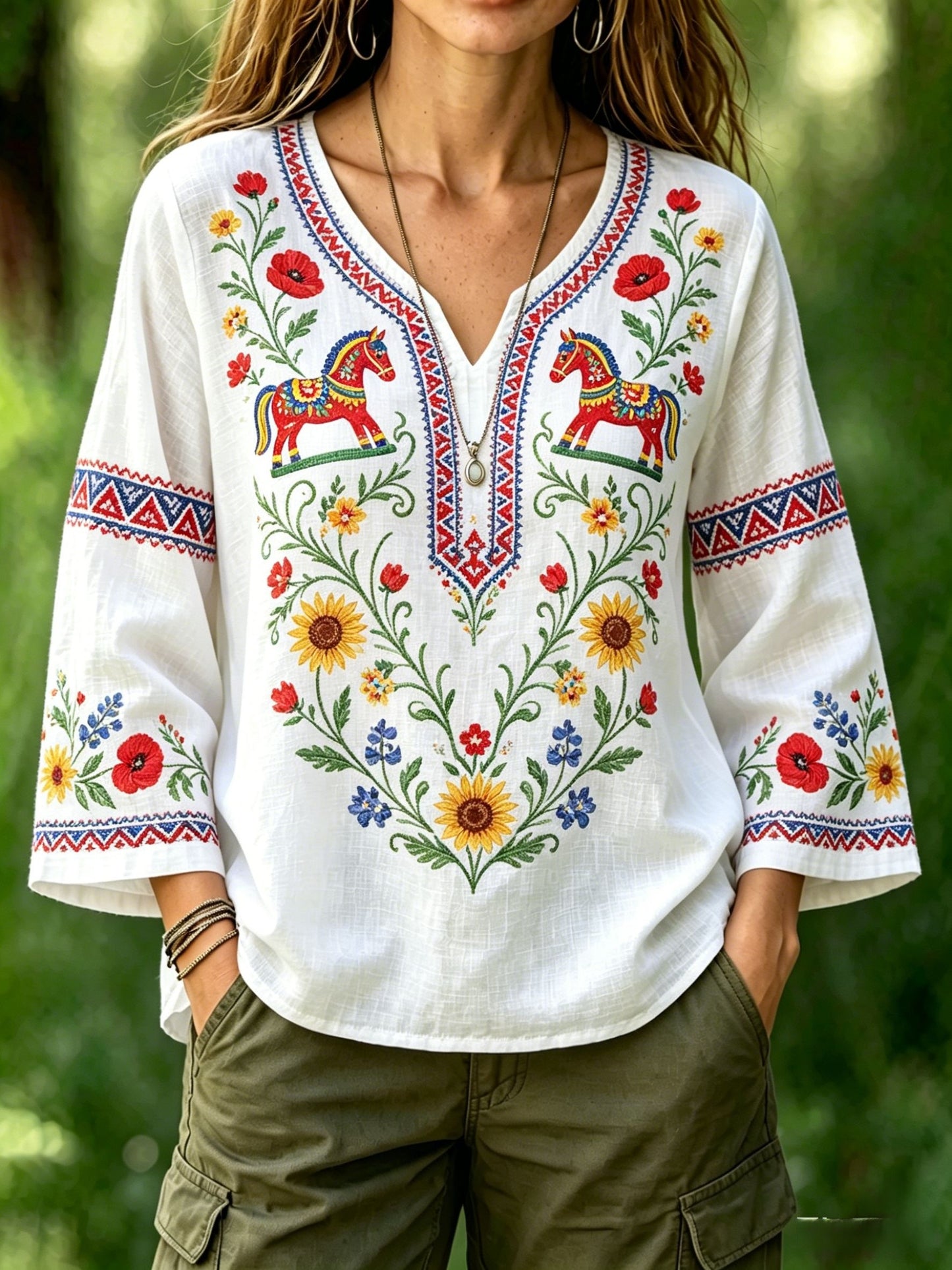 Dams retro svensk midsommarfolkstil blus i bomull-linne med blommönster