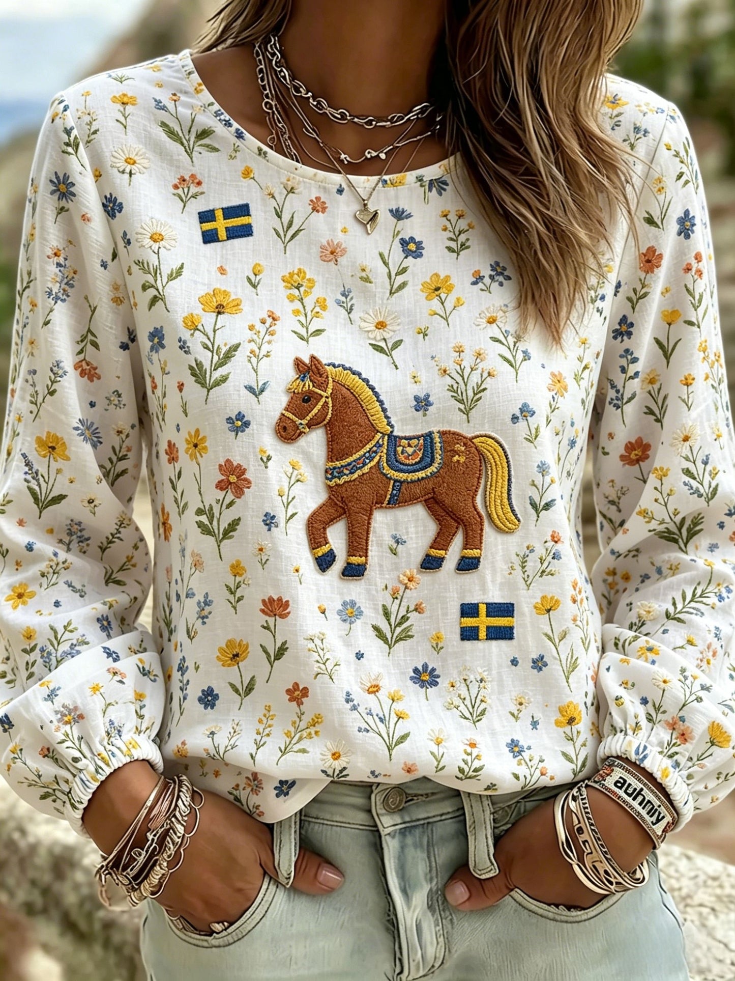 Dams retro svensk midsommarfolkstil blus i bomull-linne med blommönster