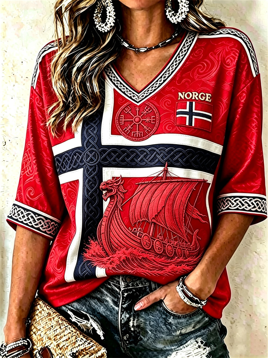 Damelag med trykk av norsk vikingskip og vegvisir keltisk knuteflagg, t-skjorte med middellange ermer og V-utringning