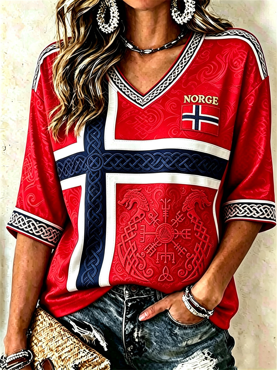Damelue med trykk av Norges vikingflagg, vegvisir og keltisk knute, midtlange ermer og V-utringning
