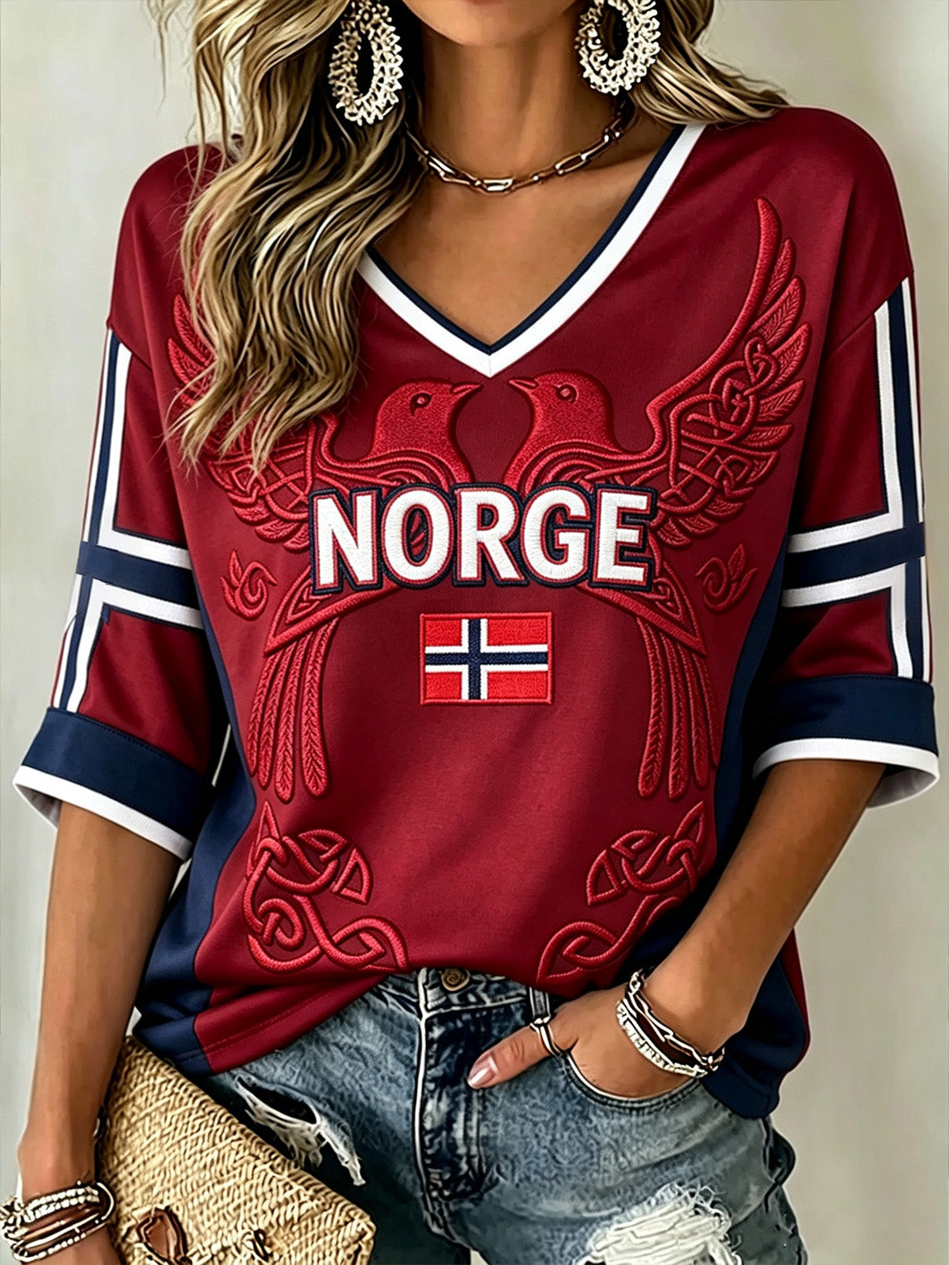 Damegenser i retro norsk vikingstil med midtlange ermer og V-uttak, trykt mønster