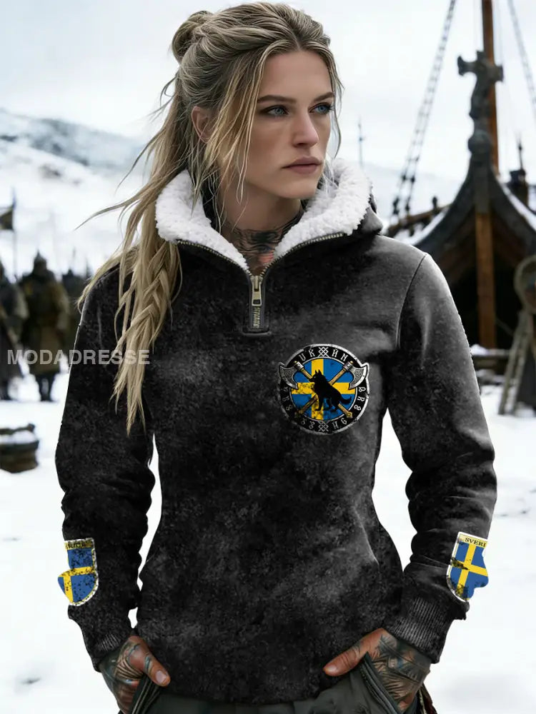 Kvinnors Edgy Svart svenska flagga Varg & Yx Skriv ut Sherpa-Lined Hoodie Svarta flerlog / S