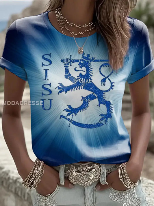 Kvinnors levande blå ’SISU’ lejonemblem T-shirt flerlog / S