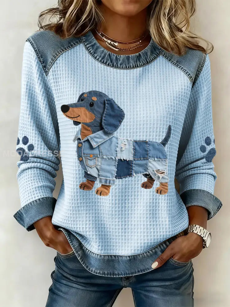 Kvinnors ljuvliga Dachhundd mönster Denim Patchwork konst sweathirt blå / S