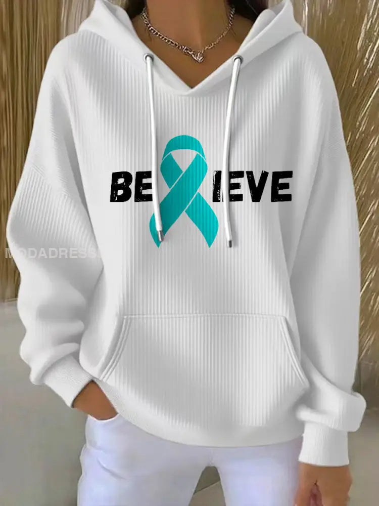 Kvinnors Teal Band tror äggstockscancer medvetenhet Hoodie. vit / S