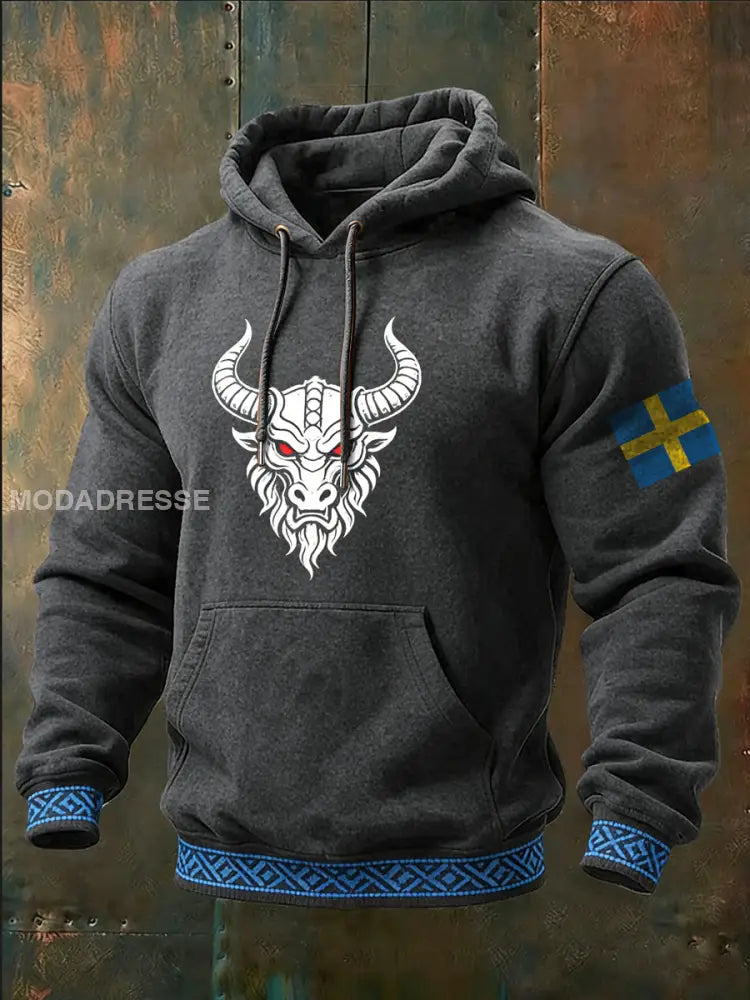 Mäns Edgy Charcoal Viking Bull & Swedish Flag Accent Hoodiet flerlog / S