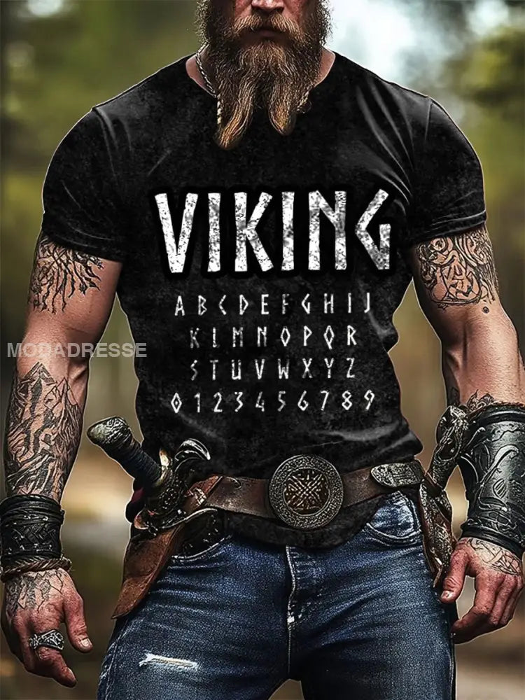 Mäns Edgy Vikinga- alfabet & nummer Skriv ut T-shirt flerlog / S