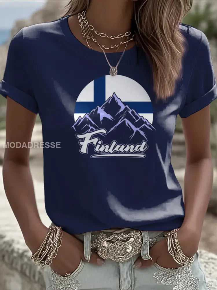 Naisten eloisa laivasto ’Suomi’ Mountain Flag Graafinen T-paito moniväri / S
