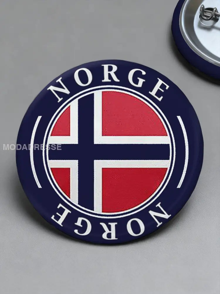 Norges fotballkjærester trykte nåler som bilete / ONE