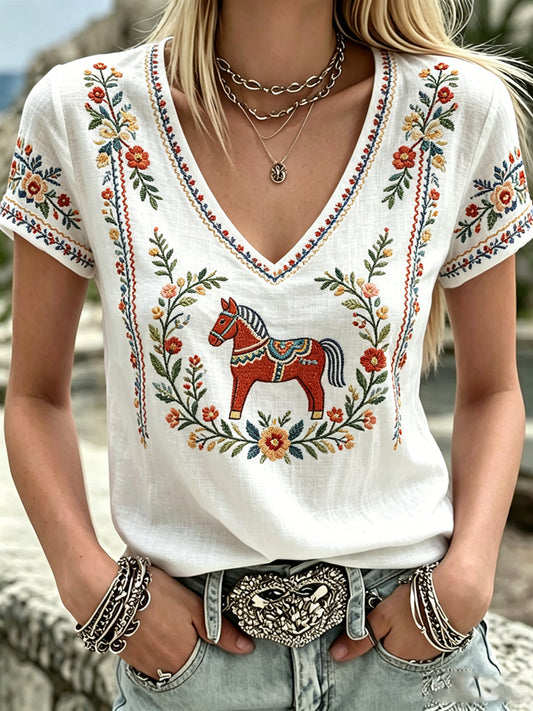 Damsommarblus med svensk midsommartryck och v-ringning – avslappnad t-shirt