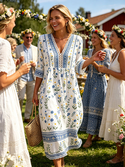 Damskjorta i midsommarstil med V-ringning och etniskt mönster