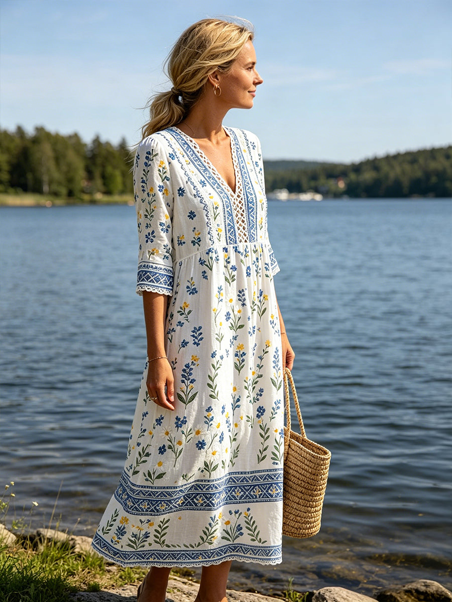 Damskjorta i midsommarstil med V-ringning och etniskt mönster