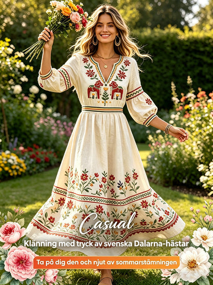 Damskjorta i offwhite med svensk midsommar- och dalahästmönster, av bomull-linne, med V-ringning – ledig stil