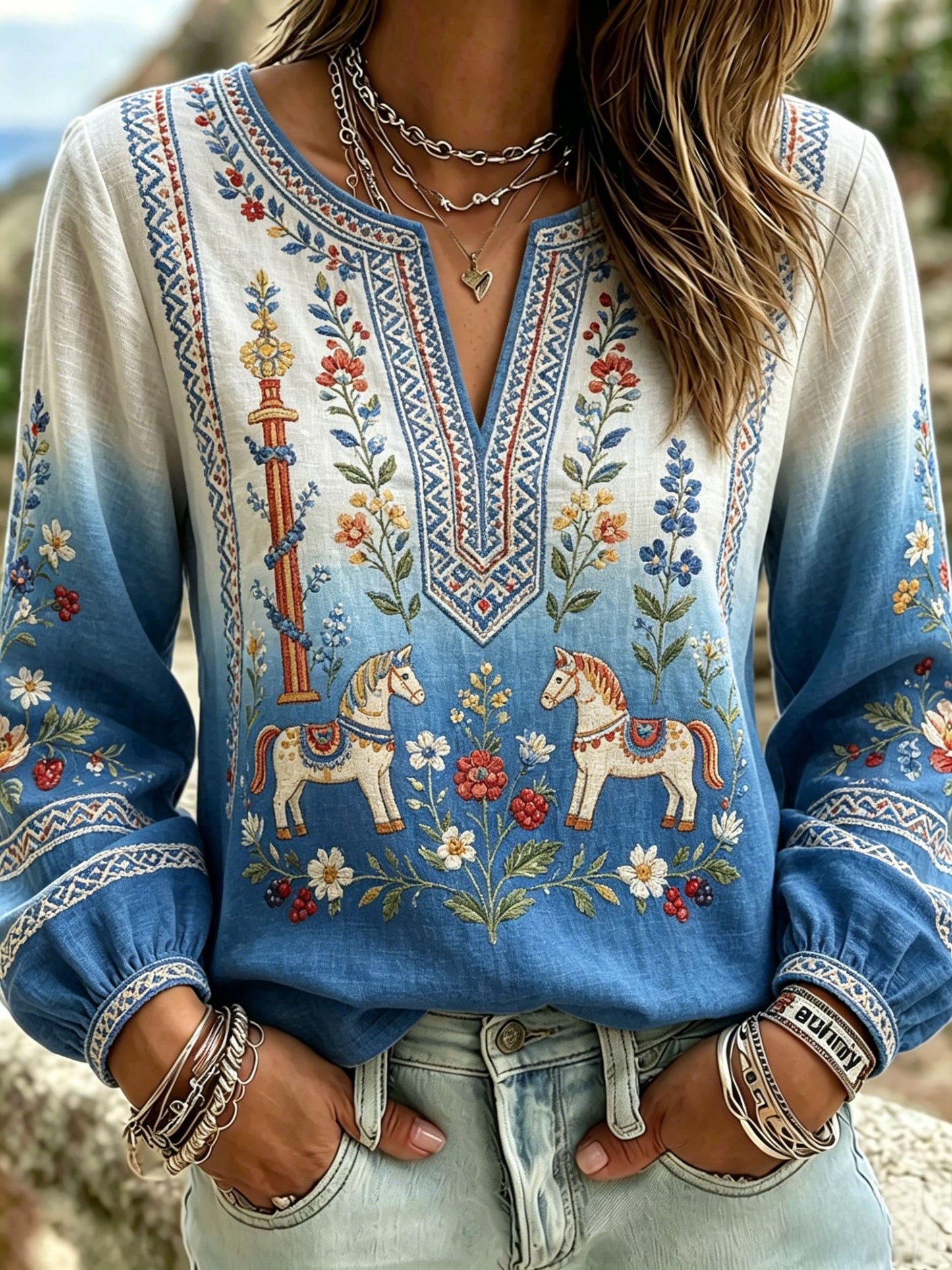 Dams retro svensk midsommarfolkloristisk blus i bomull-linntyg med blommönster