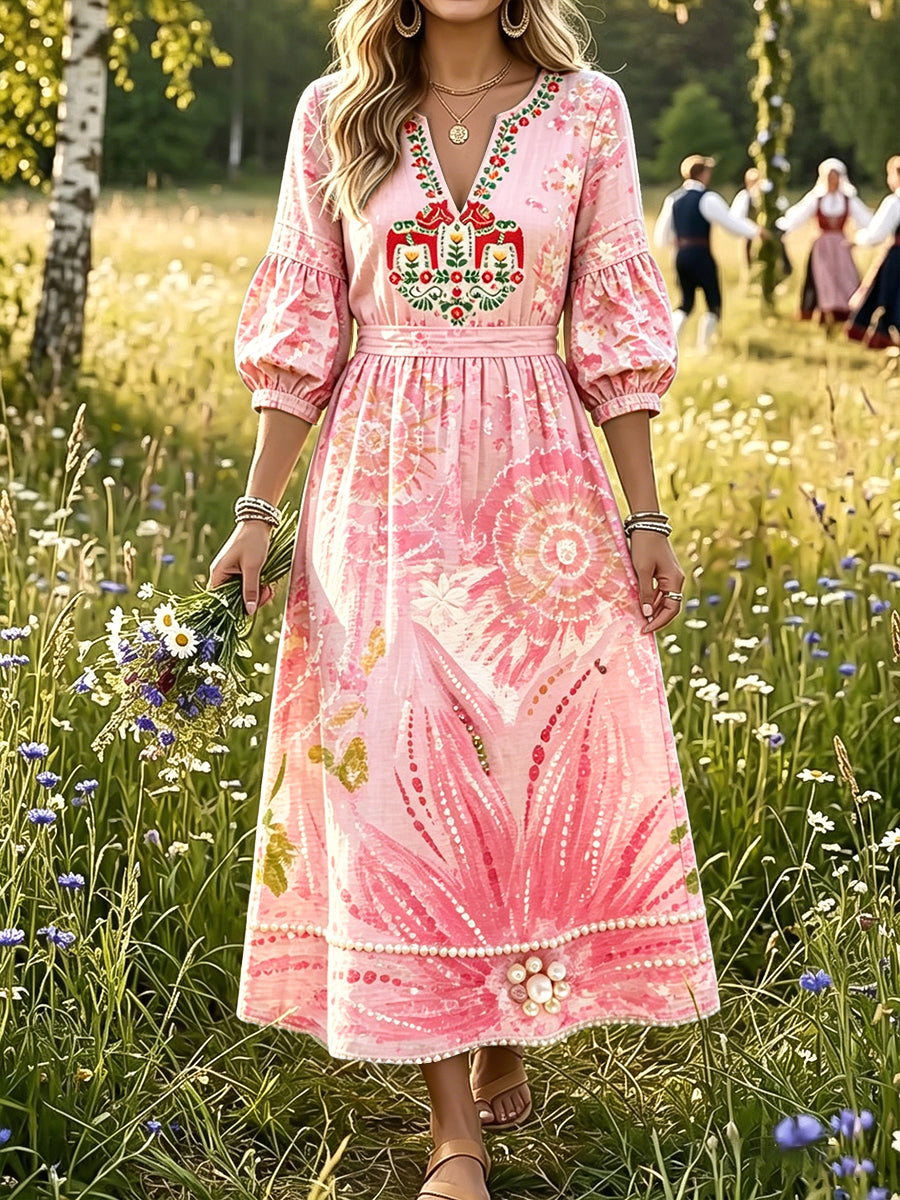 Damsmatta sommarklänning med svensk dalahäst och blommönster, avslappnad stil