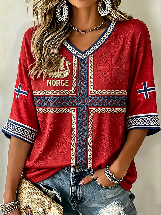 Damelag med nordisk vikingskinnmønster og flaggtrykk, t-skjorte med middellange ermer og V-utringning