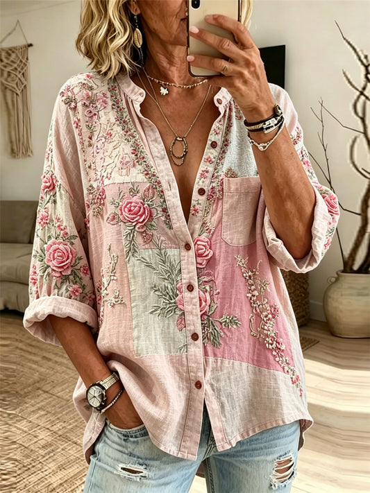 Damskirstig rosa rosenblus i linnen med patchworkmönster i cottagecore-stil